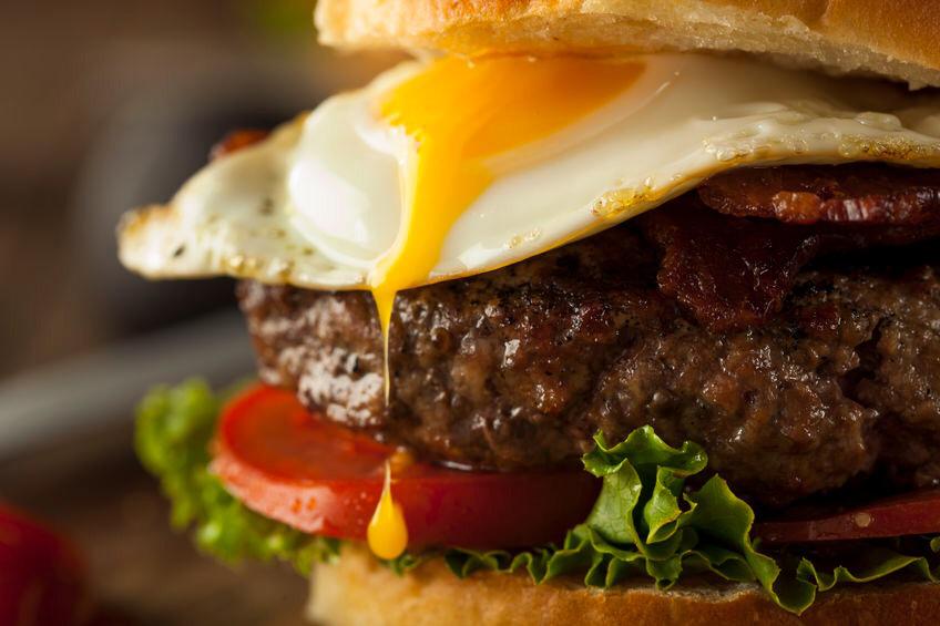 Hamburguesas caseras y variedad de bocadillos